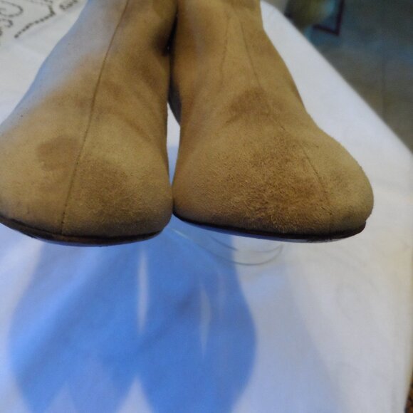 Louis Vuitton Taupe Suede Ankle Booties w/ Front V Logo – IT 40.5B (US 10.5 M) - Picture 11 of 16